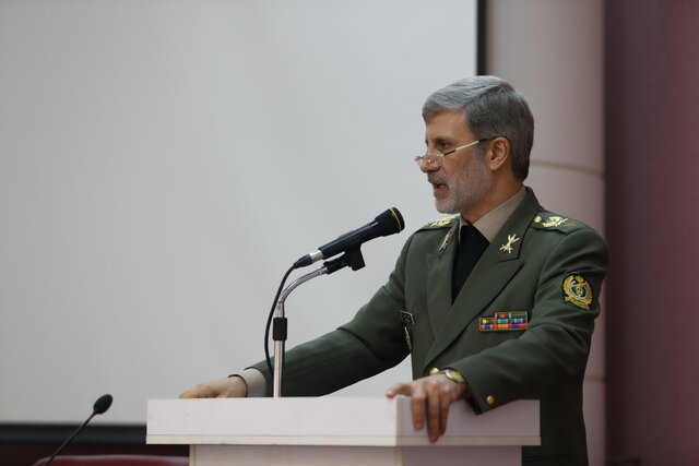 وزیر دفاع:هدف دشمن از ترور شهید سلیمانی جلوگیری از تحقیر بیشترآمریکا در منطقه بود