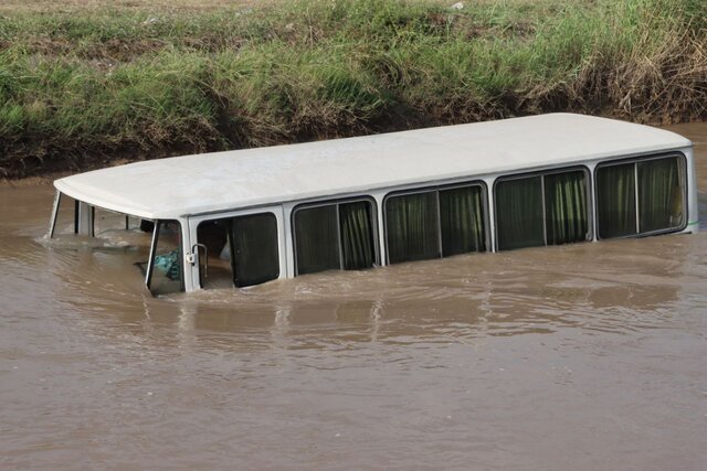 سقوط مینی‌بوس و ساینا به کانال آب شهر صنعتی لاکان